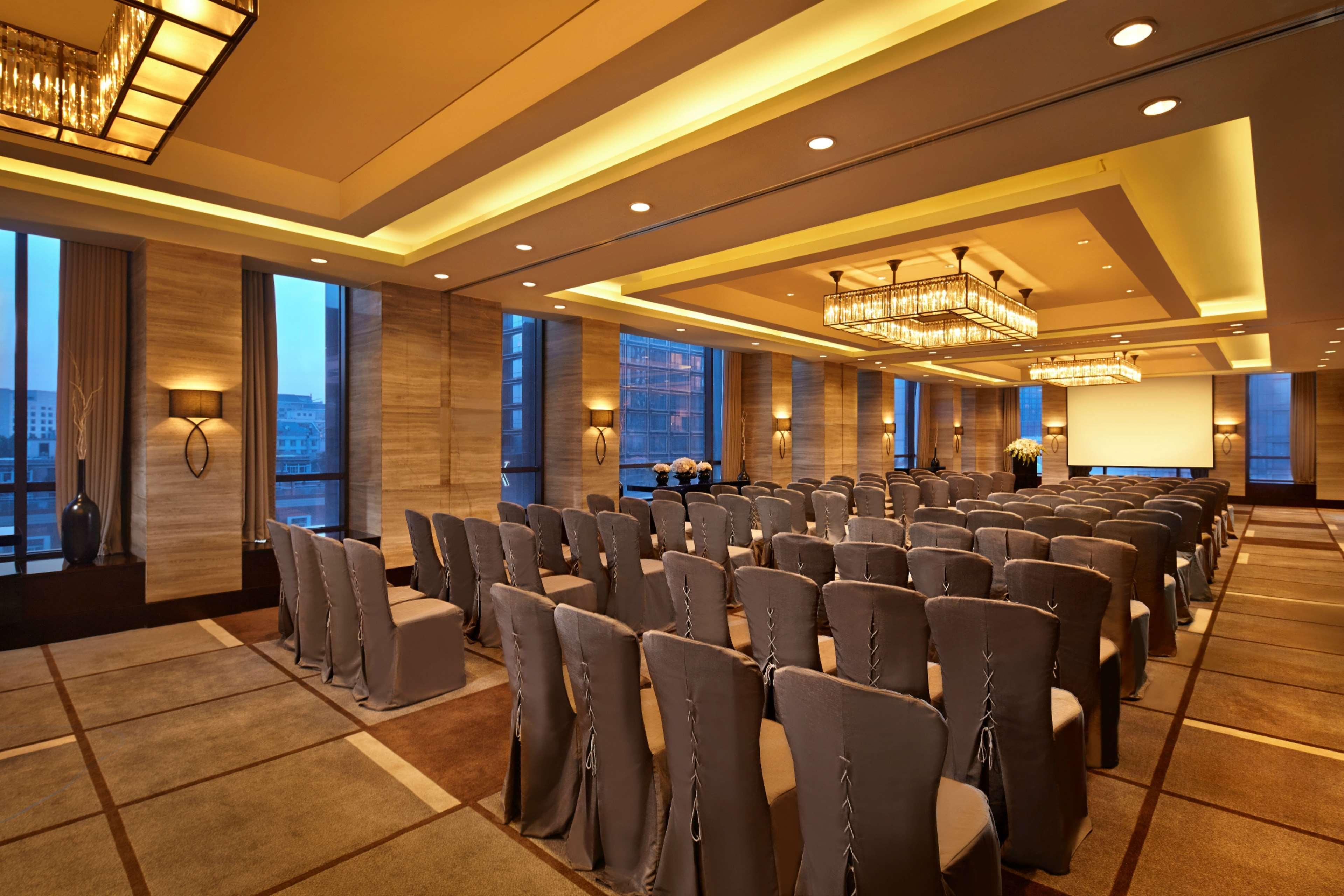 Hilton Wangfujing Отель 5*